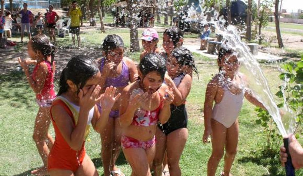 Para combatir el calor, una chaya  con botellas, vasos y mangueras
