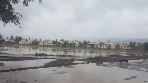 En Ullum sacan el agua con bombas para evitar inundaciones