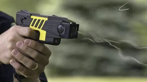 El Gobierno compró 100 pistolas Taser sin licitación para aprovechar un “plan canje”