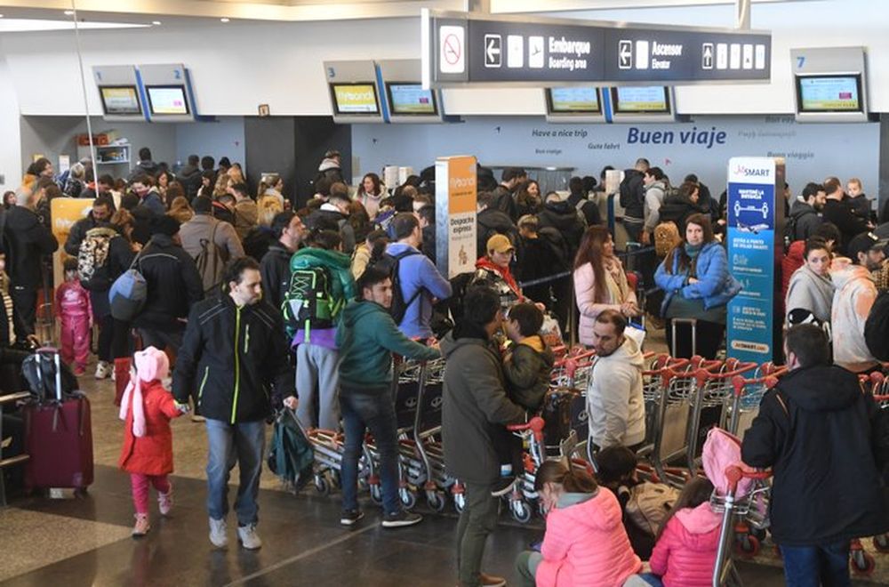 Más de 110 vuelos se vieron afectados en Aeroparque y Ezeiza por el temporal de lluvia