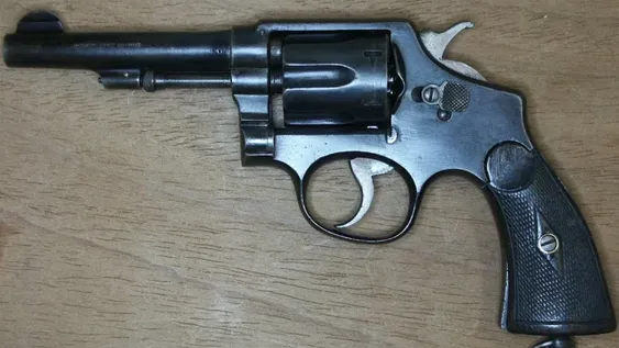 Un anciano de 77 años, aprehendido por amenazar a su esposa con un arma de fuego