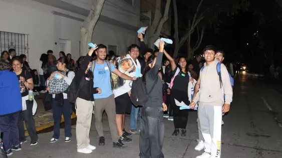 Chicos de diferentes grupos parroquiales, familias y amigos participaron de la procesión por el Día de la Inmaculada Concepción.