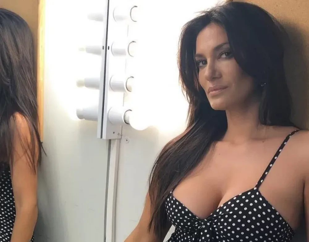 Silvina Escudero beboteó frente a la cámara con remera suelta y tanga negra