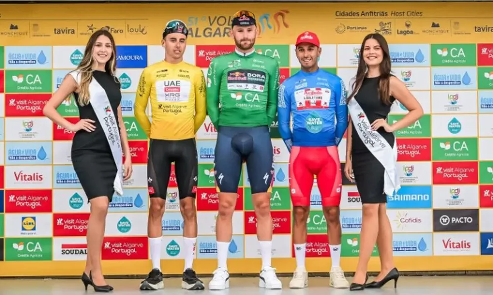 Nicolás, de camiseta azul, junto al líder de la general (amarillo) el suizo Jan Christen y el belga Jordi Meuss (verde) líder de las metas sprinter, en el podio al concluír la etapa de ayer.