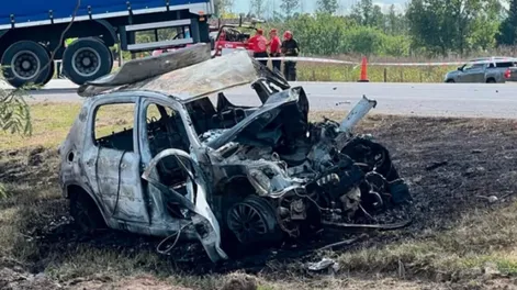 Murió al chocar contra un camión y su pareja se tiró del auto: investigan si venían discutiendo