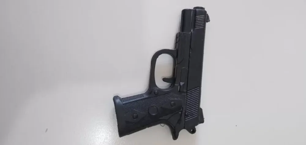 Con una pistola de juguete, apuntó a la dueña de un auto para robarle la batería