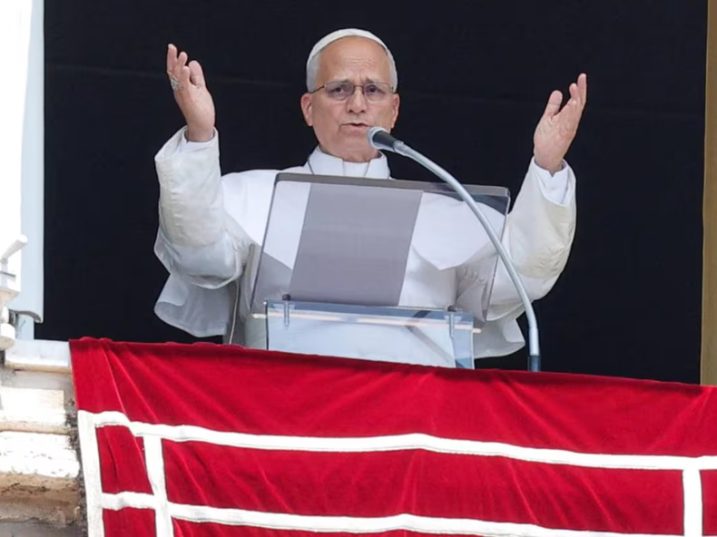El Papa León XIV dirige el rezo del Ángelus desde la ventana de su despacho con vistas a la Plaza de San Pedro, Ciudad del Vaticano.