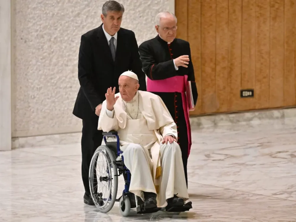 Francisco empezó a usar silla de ruedas para acelerar la recuperación de su rodilla