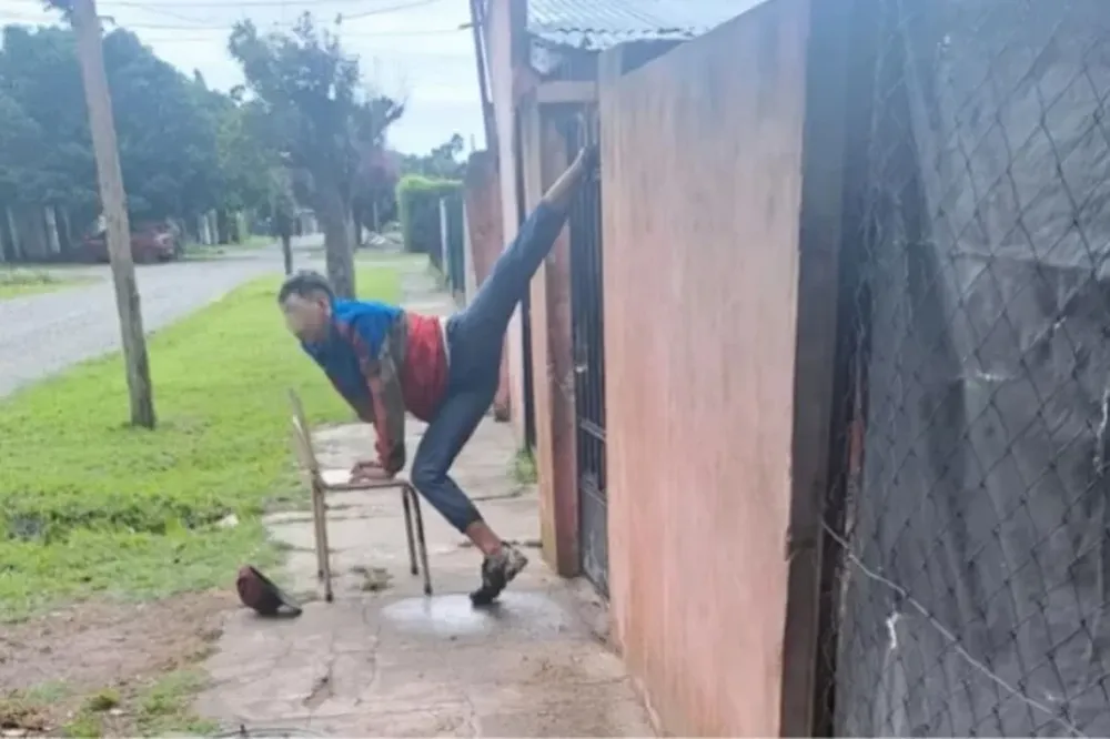 Quiso robar, se resbaló y quedó colgado de una reja