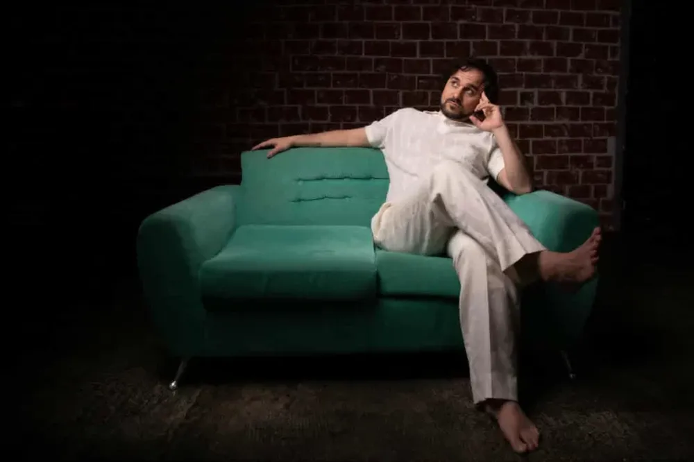 Emiliano Voiro, de vuelta al ruedo musical, con canciones que atraviesan la piel