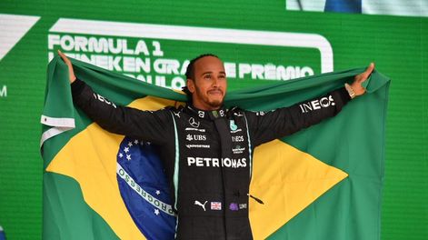 Hamilton ganó en Brasil y no se resigna a luchar por el título