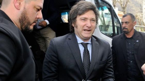 Lluvia de repudios a Milei por celebrar la estampida del dólar