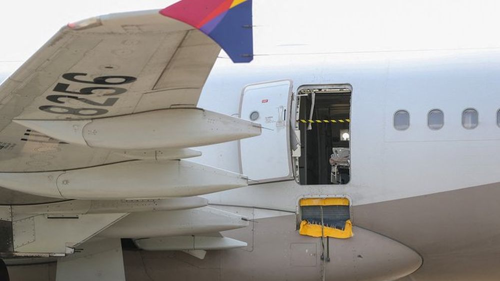 Un pasajero abrió la puerta de emergencia de un avión en pleno vuelo: hay 12 heridos
