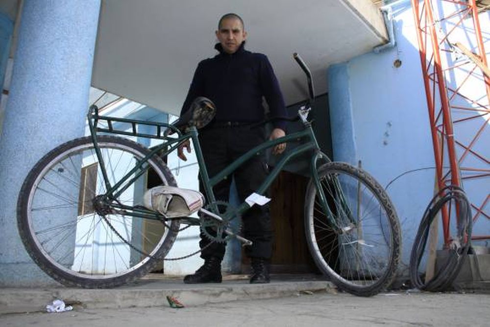 Joven grave tras chocar con micro