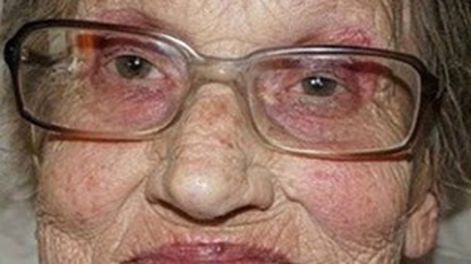 Rejuvenecer a los 80: maquilló a su abuela con un gran resultado