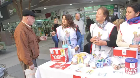 Diario de Cuyo | ESCENARIO. El año pasado, Caritas San Juan lanzó oficialmente la Colecta Anual en el cruce de las peatonales céntricas tal como hará el próximo 30 de mayo, en busca de la colaboración de los sanjuaninos.