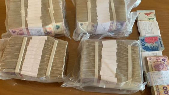 Retiró 2 mil dólares en pesos y se hizo viral por la cantidad de billetes: “Le dieron esto”