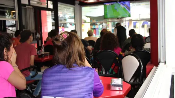 Los hinchas sanjuaninos de Boca y River, juntos y con calma en los bares del microcentro