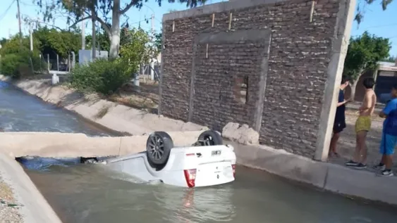 Un hombre perdió el control y terminó con su auto volcado en un canal: salió ileso