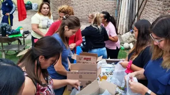 EN ACCIÓN. Todos los años, en la previa de la Navidad, el grupo Manos Solidarias Pocito sale a repartir alimentos y juguetes entre las familias de escasos recursos de ese departamento.
