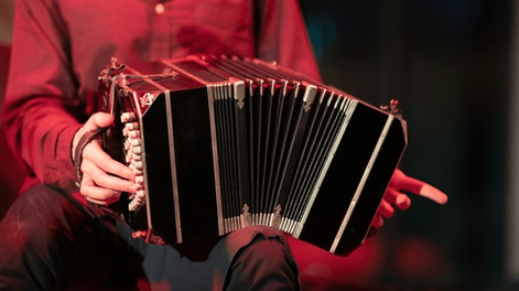 ...ANGELITO retorna con su bandoneón a cuestas, la vida misma declarada en esa callecita arrugada que se ensancha y estrangula en cada barrio sanjuanino...