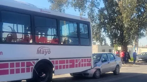 Impactante choque: un auto quedó incrustado en la parte de atrás de un colectivo