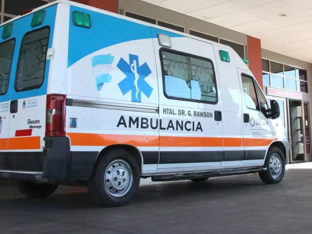 Dos jóvenes viajaban en moto y chocaron con un camión: fueron hospitalizados