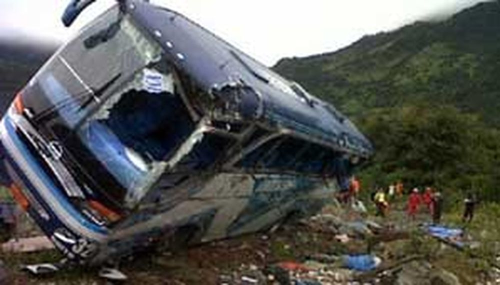 Volcó un micro y hay 16 muertos