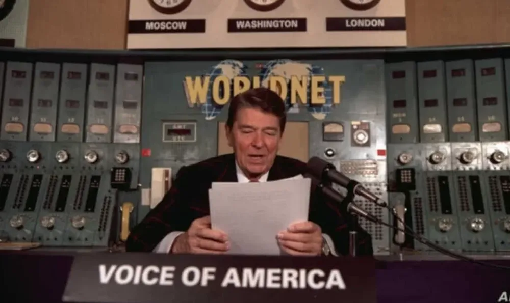 ENTRE OTRAS de las asombrosas decisiones de Trump será el desmantelamiento de la Voz de América.