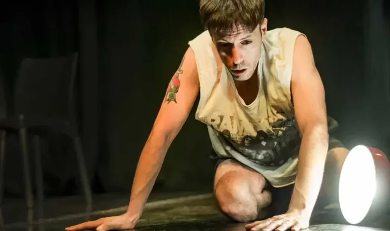 Sube a escena “El Brote”, una puesta que desafía los límites entre la realidad y la ficción