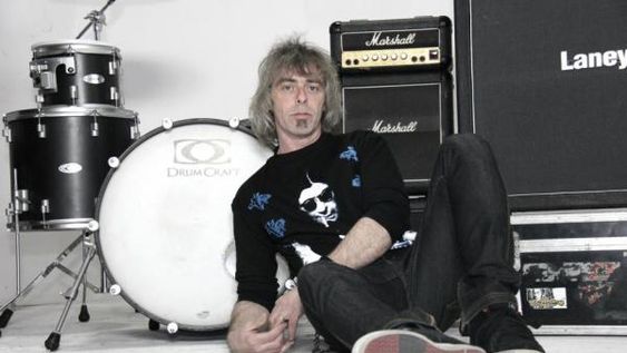 El exbaterista de Rata Blanca transmitirá su experiencia con músicos locales