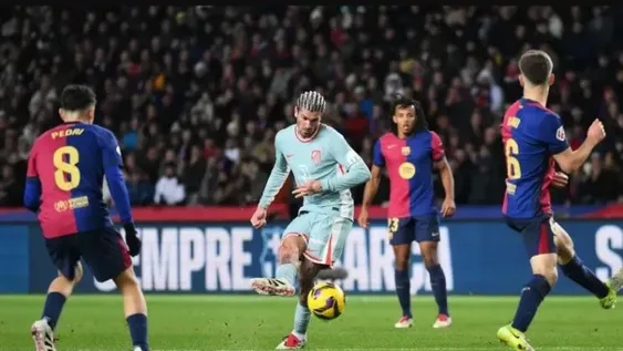 VENCIÓ 2-1 a Barcelona como visitante. De Paul hizo el primer gol madrileño.