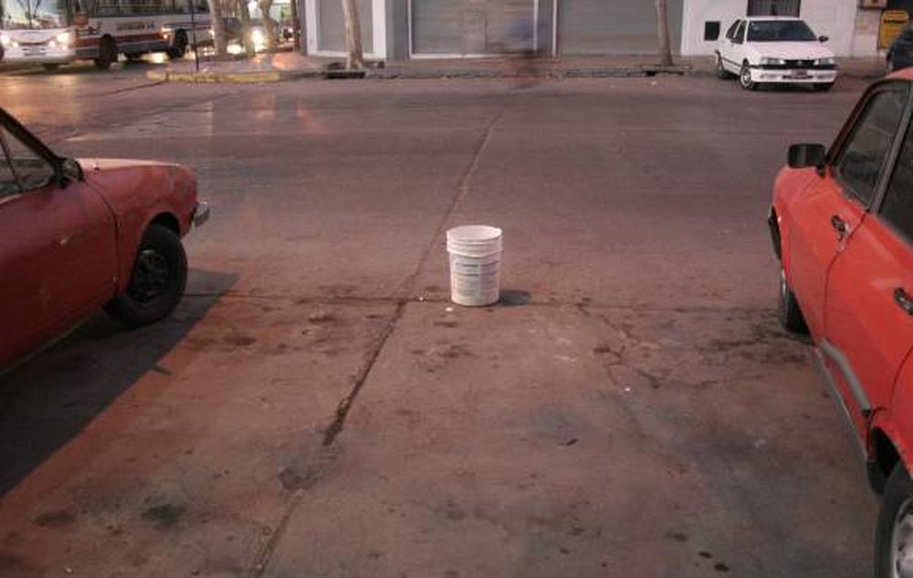 Aunque es ilegal, guardan lugares para estacionar