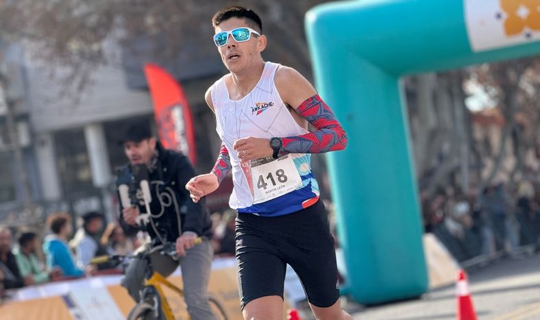 Primero. Martín León, de Esquel, se quedó con la 10ma. edición de la Maratón de San Juan.