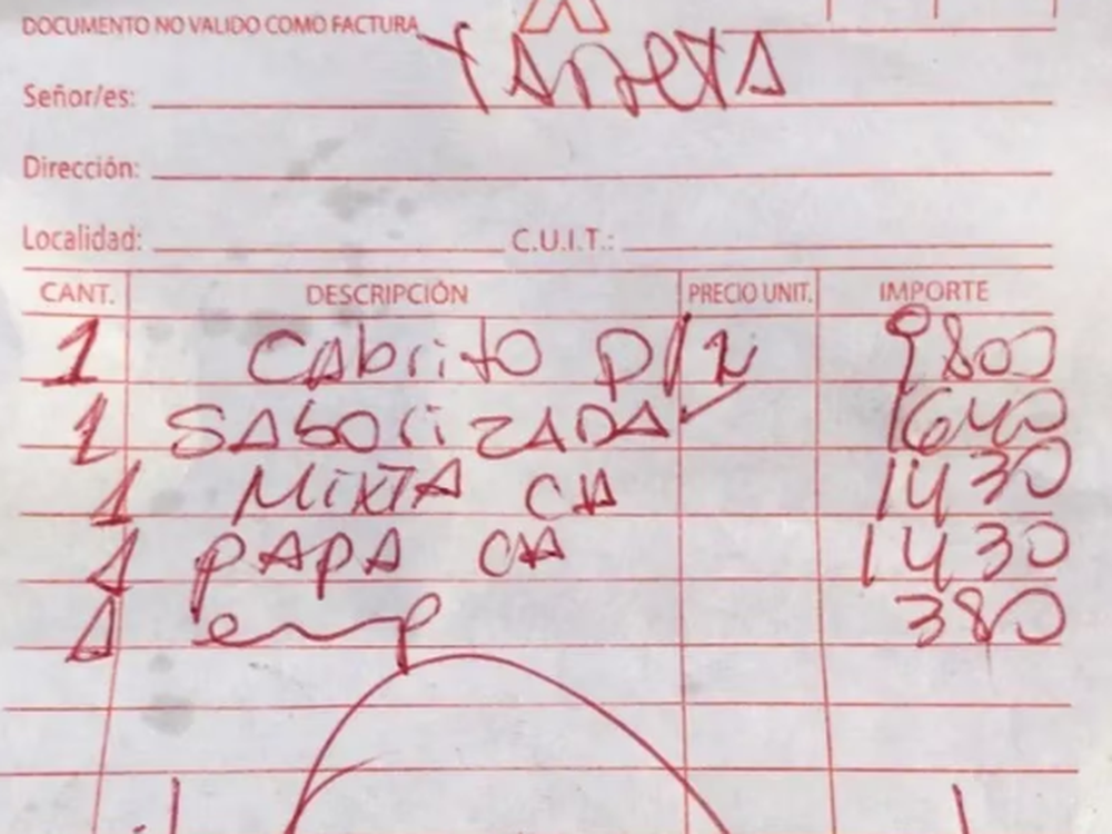 Pagaron más de $16.000 por un almuerzo para dos y un detalle en el ticket llamó la atención