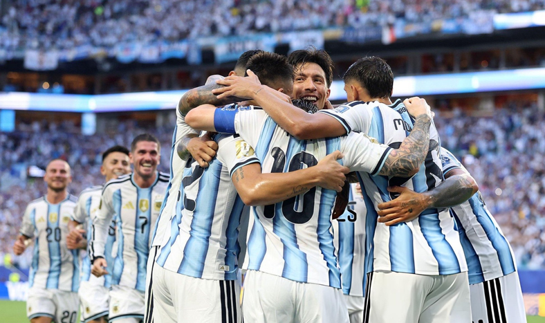 Argentina sufrió, pero pasó a cuartos de final.