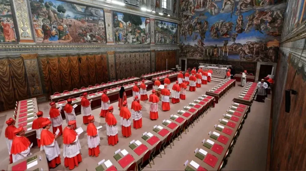 Cardenales llegan al cónclave para elegir al sucesor del fallecido papa Francisco dentro de la Capilla Sixtina. (Foto: Vatican Media vía AP)