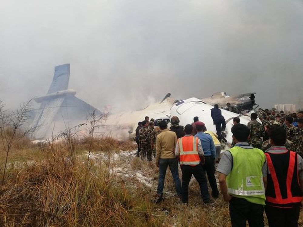 Un avión con 67 pasajeros a bordo se estrelló en el aeropuerto de Katmandú