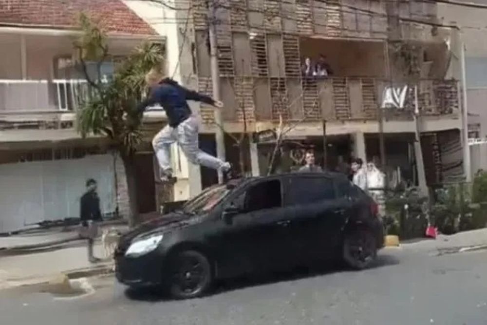 Por una discusión de tránsito, terminó saltando arriba de un auto