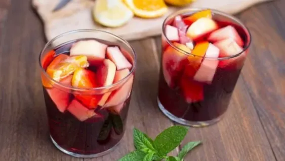 Aprende a preparar un delicioso tinto de verano casero.