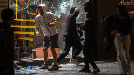 disturbios en barcelona: saqueos, incendios y enfrentamientos durante una protesta juvenil