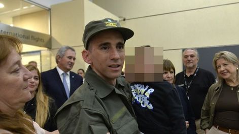 Nahuel Gallo y su hijo.