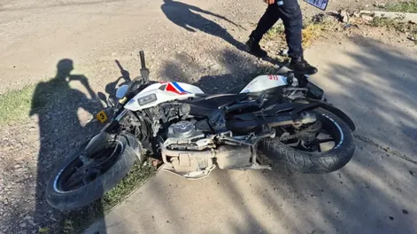 Policía en moto colisionó con un auto mientras acudía a un requerimiento