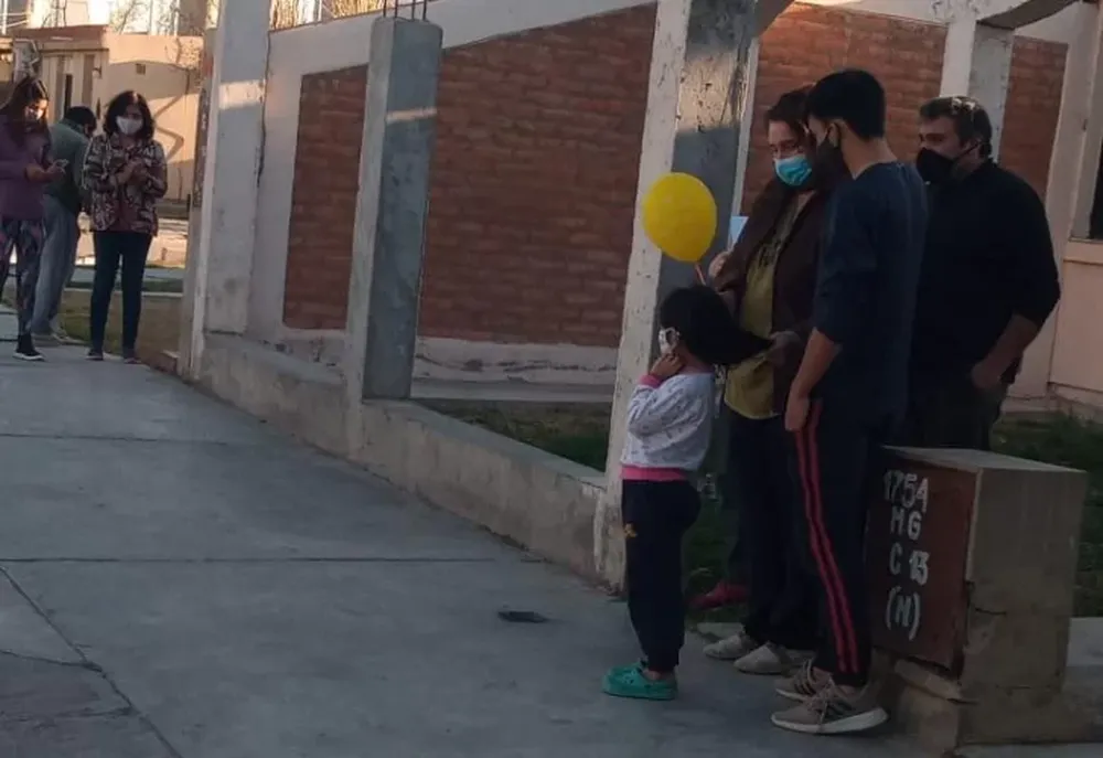Su contagio obligó a aislar su barrio, pero obtuvo el alta y los vecinos le dieron una cálida bienvenida