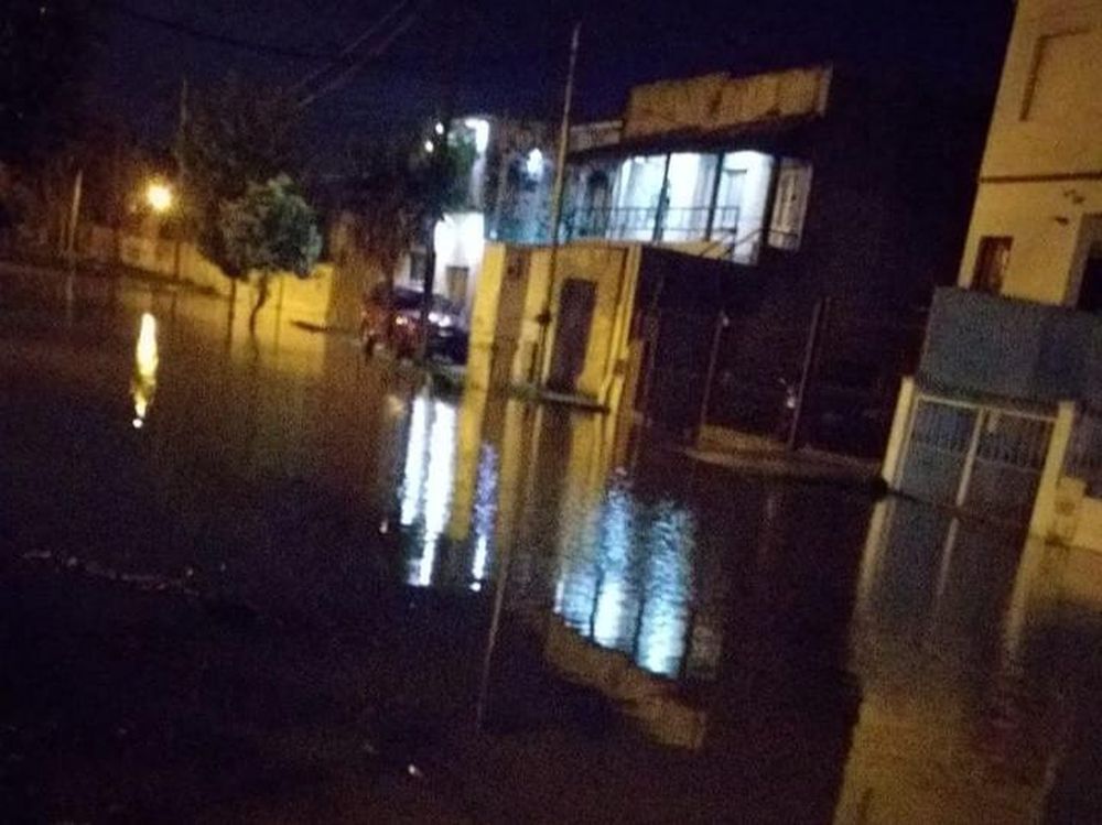 Crecidas en el Río de la Plata: inundaciones y municipios en estado de alerta por la sudestada