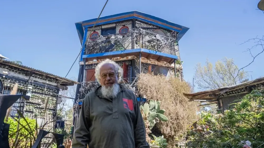 Construyó su casa con botellas y tardó 28 años en terminarla
