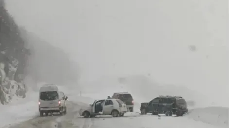 CHOQUE EN LA RUTA  N°3. Peligro por la acumulación de nieve sobre el asfalto.