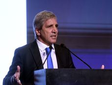 El Ministro de Economía, Luis Toto Caputo, mostró en Mendoza el impacto actual y futuro que tendrán las inversiones en el RIGI. El Ministro de Economía, Luis Toto Caputo, mostró en Mendoza el impacto actual y futuro que tendrán las inversiones en el RIGI.