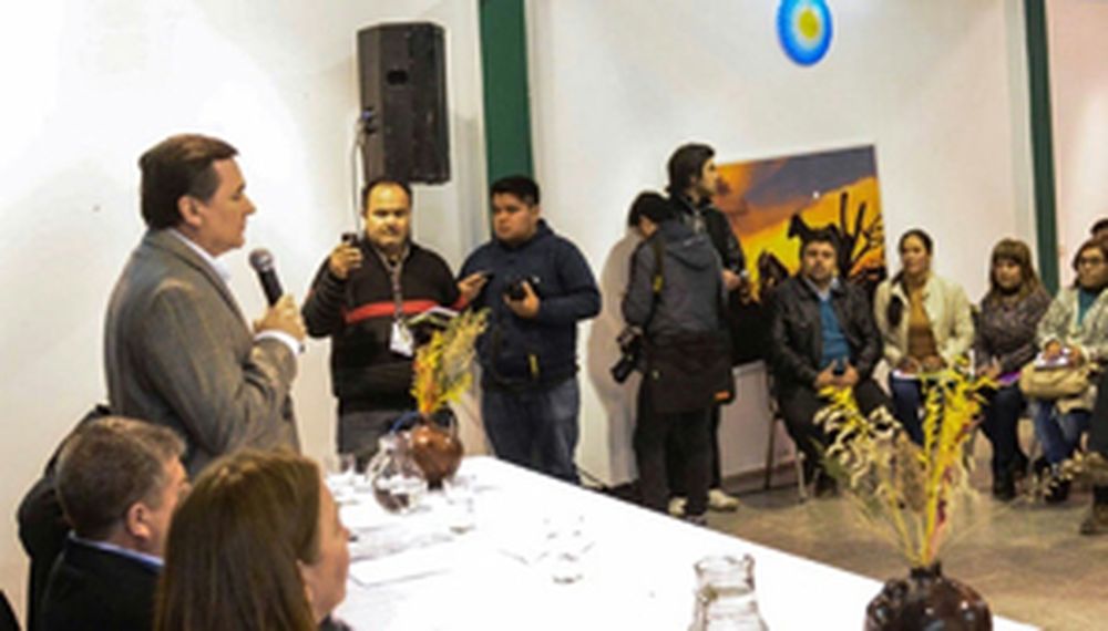 Jáchal: Hensel dio una charla ante 150 personas y afuera hubo forcejeos