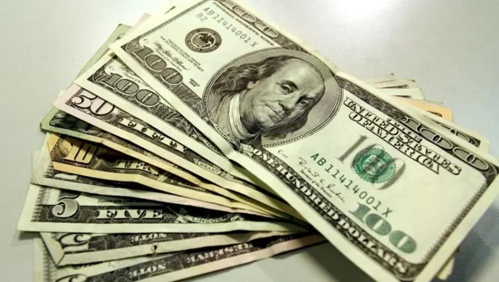 La incertidumbre por las medidas económicas hizo trepar 1,6% el dólar y cerró en $43,69